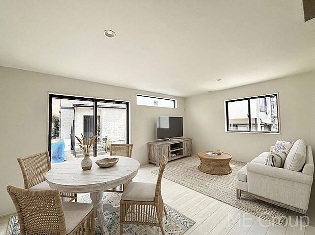 大きな窓からたっぷりの陽光と風を感じられるリビング ※家具はCGです