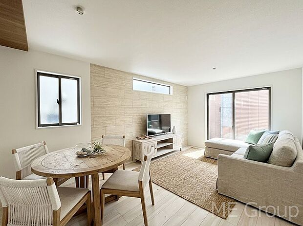 大きな窓からたっぷりの陽光と風を感じられるリビング ※家具はCGです