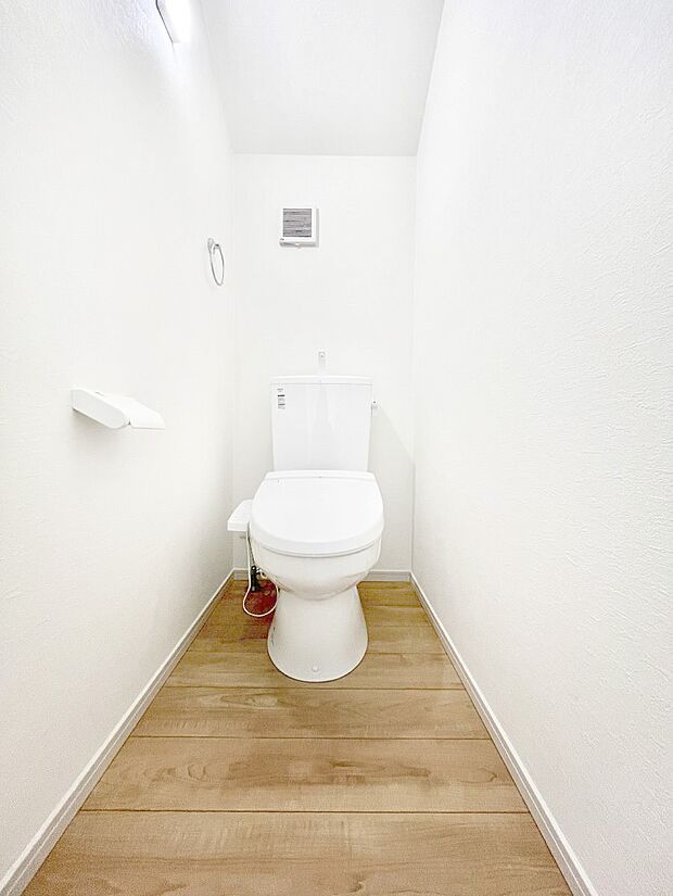 明るく清潔感のあるトイレです。