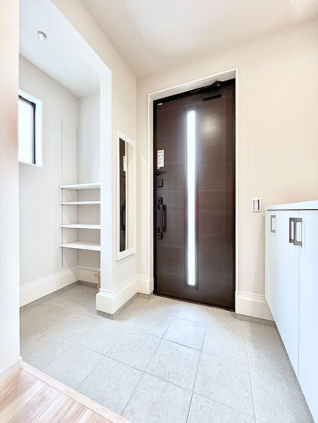 シューズインクローク付きの玄関。家族全員の靴や雨具などすっきり収納できます。