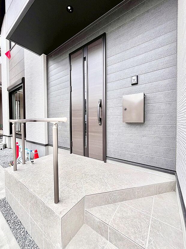 大切な家族、来客を出迎える玄関。