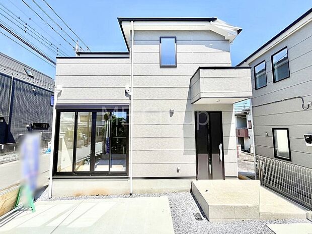 シンプルで落ち着きのある建物は住むかたの個性でオリジナルなものになっていきます。 