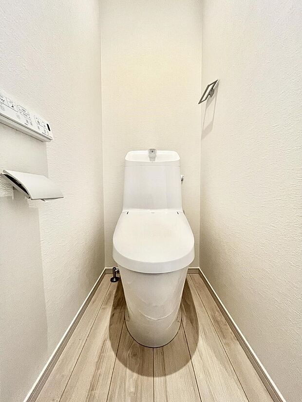 明るく清潔感のあるトイレです。