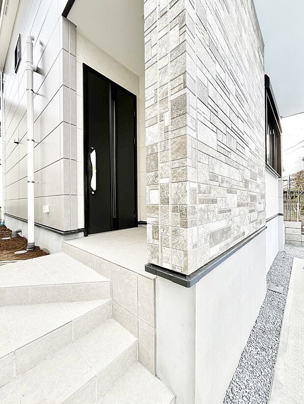 玄関前は雨が降っても濡れにくい屋根付き