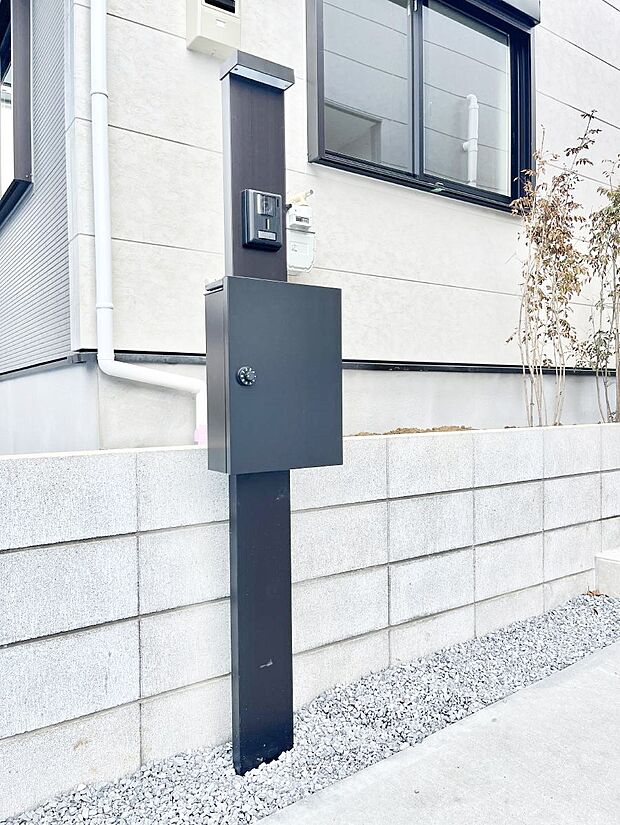 シンプルなデザインのポスト