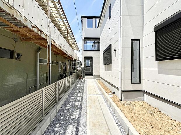 奥まった地形は、車道に面しておらず、静かでプライベート感を味わえる立地です。 