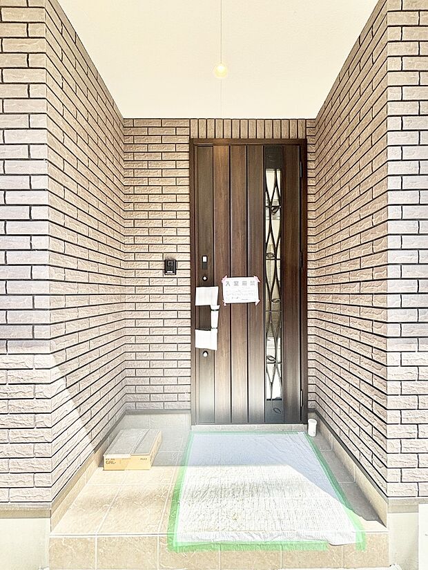 大切な家族、来客を出迎える玄関。
