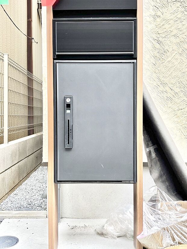 外観「宅配ボックス」　時間を気にせず宅配物をいつでも安全に受け取れます。 
