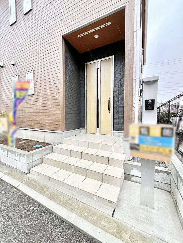 大切な家族、来客を出迎える玄関。