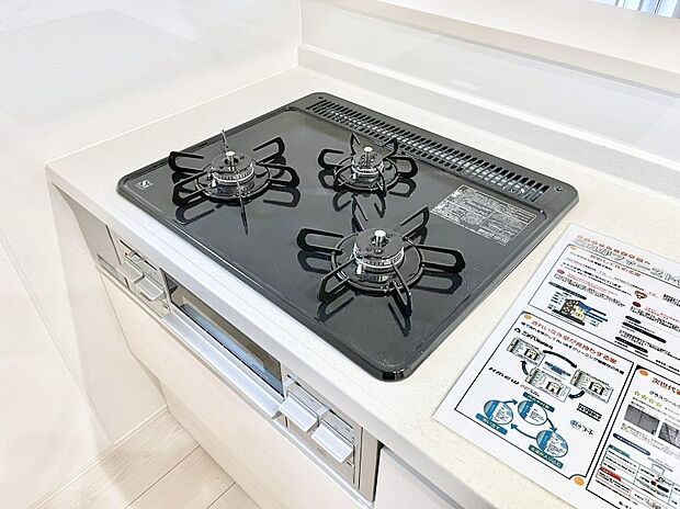 ガスコンロはSiセンサー搭載。火力調節や焦げ付き・消し忘れも防いでくれます。