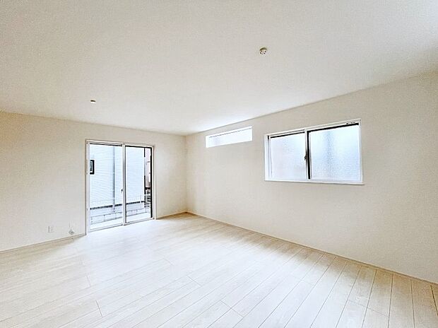 明るい陽光が注ぎ、寛ぎの雰囲気に満たされるダイニング。