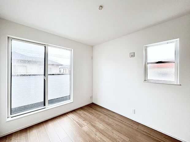 明るいバルコニーサイドに洋室を設置。目覚めの良い寝室に。