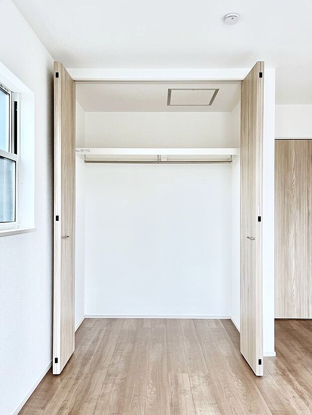 洋室のクローゼット。奥行きがあるので厚手の衣類もすっきり収まります。