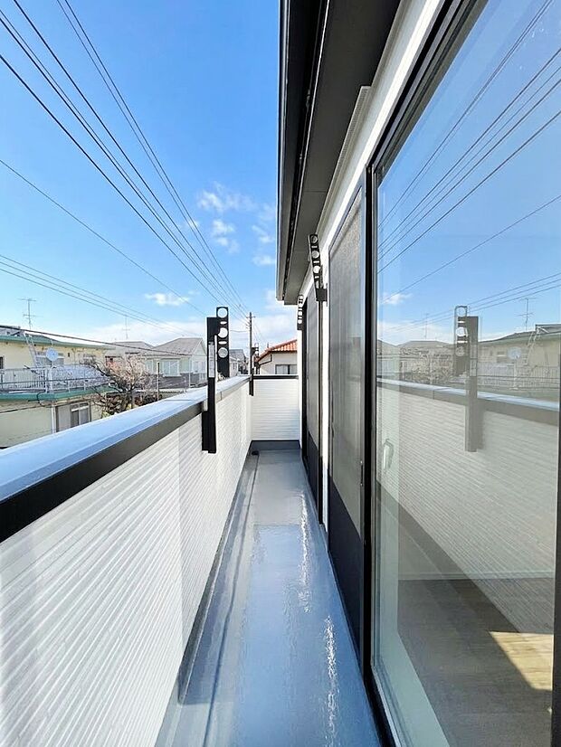 暖かな陽光が降り注ぐバルコニーはお洗濯におすすめ。爽やかな風も心地よいです。