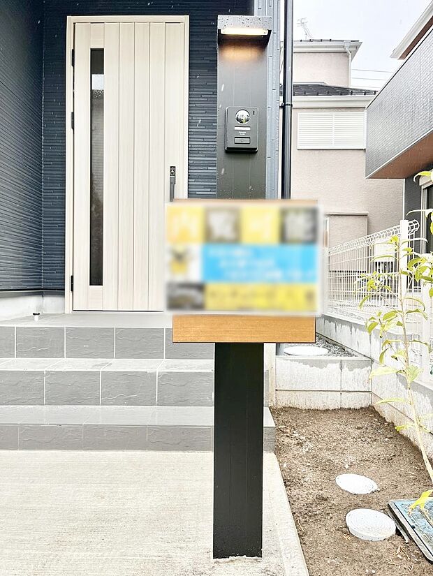 表札・インターホン・ポストをひとつに集約。エントランスになじむシンプルデザイン。