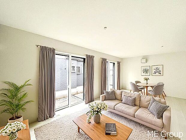 ご家族の賑やかな話し声で包まれる明るいリビング  ※家具はCGです