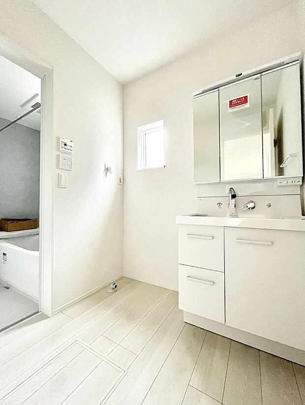 清潔感のある快適空間です。毎日の身支度も気持ち良くお使い頂けます。 