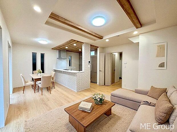 ご家族の賑やかな話し声で包まれる明るいリビング  ※家具はCGです