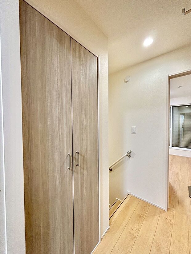 廊下収納。掃除道具や季節の小物を収納することができます。