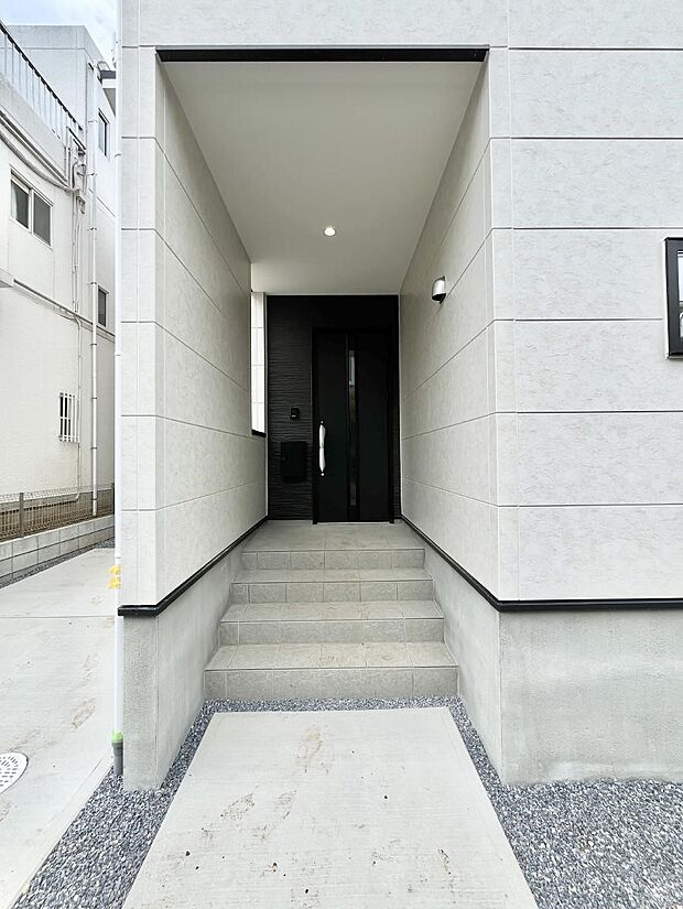 玄関アプローチにはプランターを並べて季節の花でお客様をおもてなしできます。