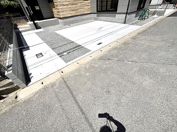 車の出し入れスムーズ！並列駐車2台分のカースペース付きです。