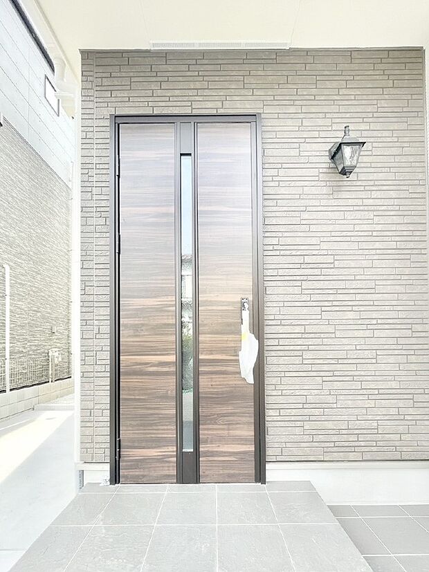 大切な家族、来客を出迎える玄関。