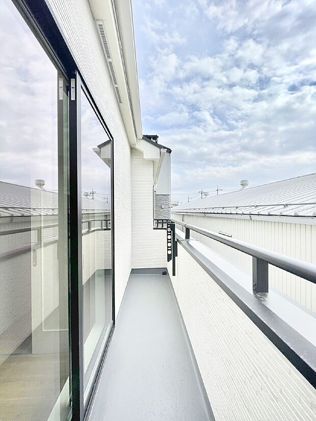 ゆったりバルコニーだから沢山お洗濯ものを干せます。