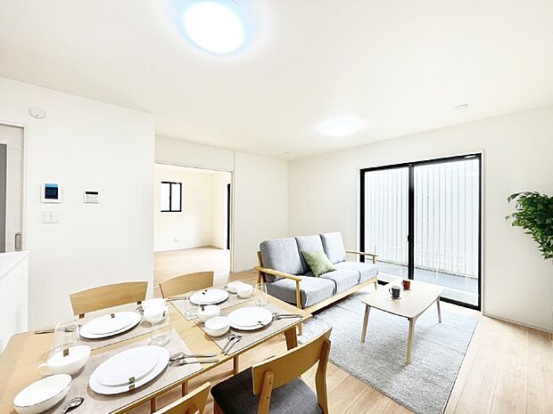 明るい陽光が注ぎ、寛ぎの雰囲気に満たされるダイニング。