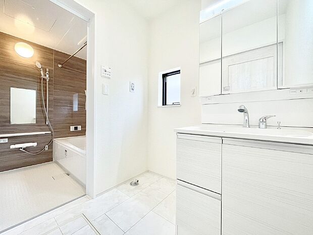 身支度もスムーズにおこなえる脱衣場。