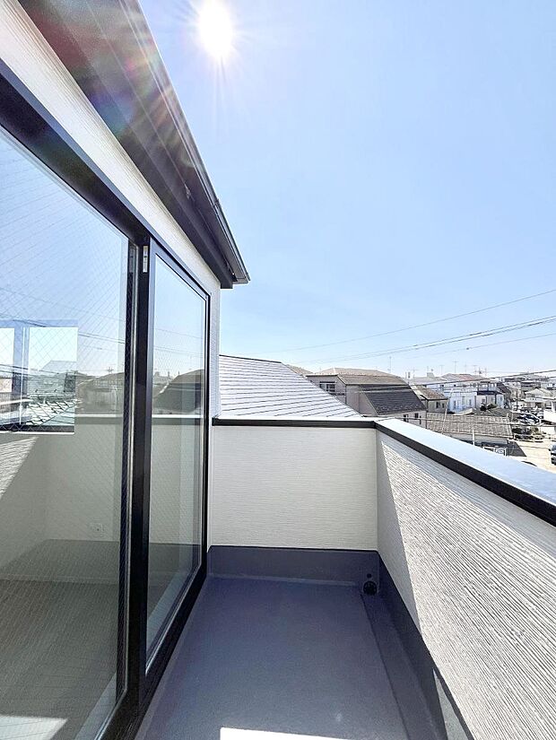 暖かな陽光が降り注ぐバルコニーはお洗濯におすすめ。爽やかな風も心地よいです。