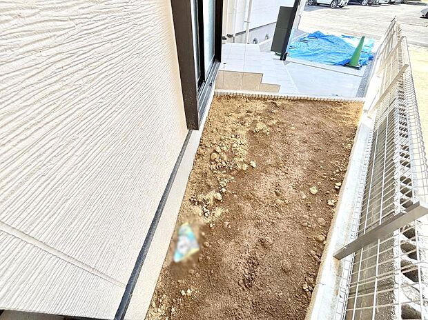 プランターを並べて季節のお花を楽しめるお庭付き。