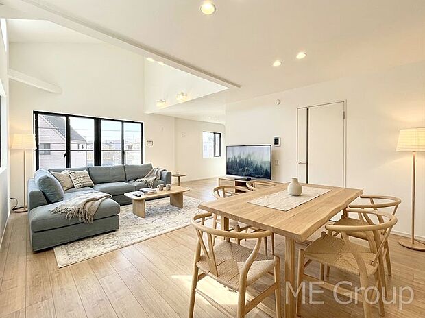 ご家族の賑やかな話し声で包まれる明るいリビング ※家具はCGです