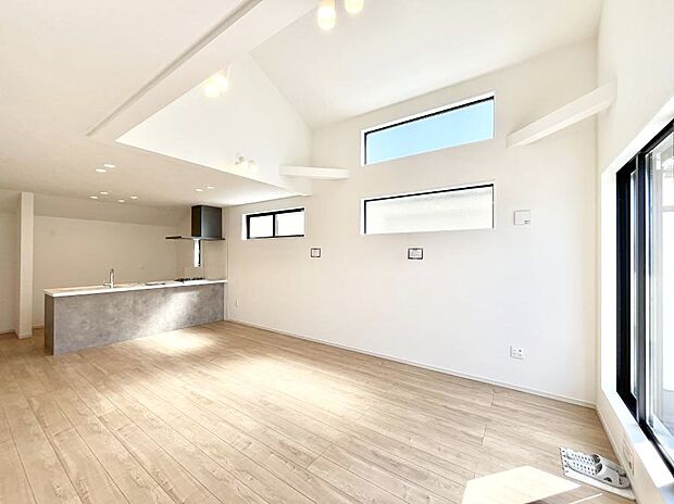 明るい陽光が注ぎ、寛ぎの雰囲気に満たされるリビング・ダイニング。