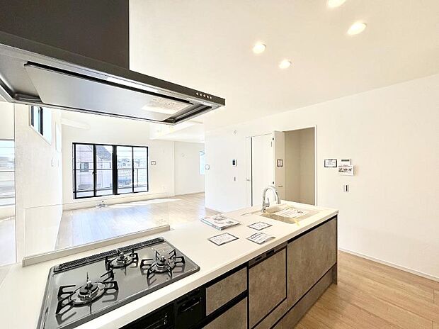 料理をしながらでもご家族との会話を楽しめる対面キッチン