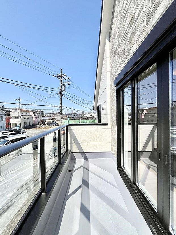 暖かな陽光が降り注ぐバルコニーはお洗濯におすすめ。爽やかな風も心地よいです。