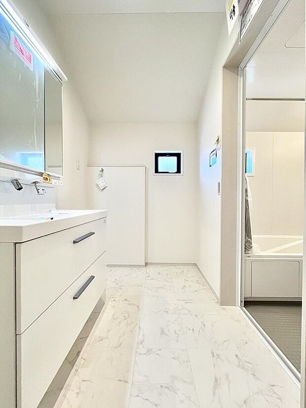 清潔感のある快適空間です。毎日の身支度も気持ち良くお使い頂けます。