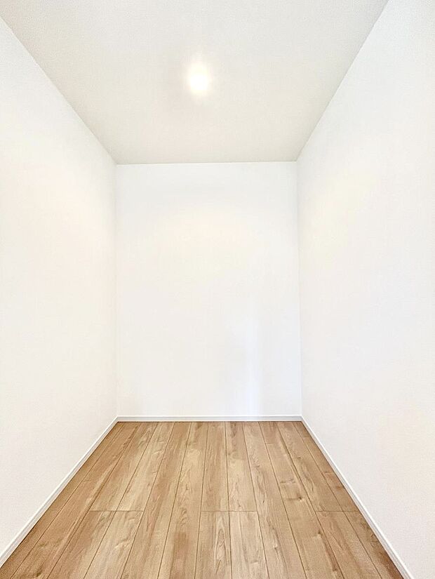 ウォークインクローゼット付きで生活空間を広く利用できます。