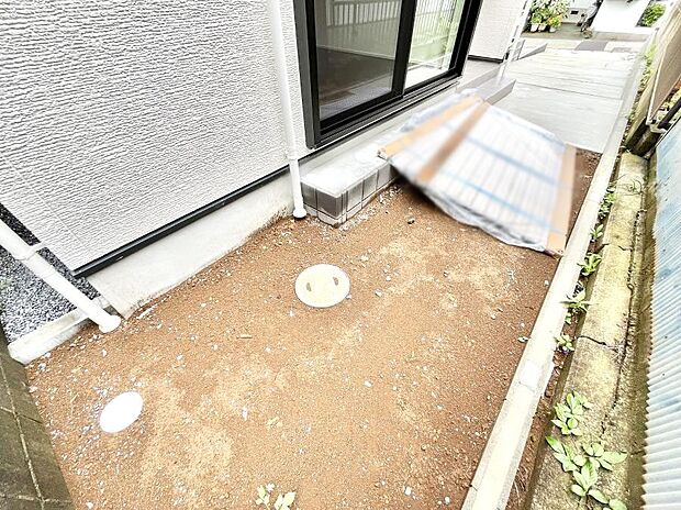プランターを並べて季節のお花を楽しめるお庭付き。