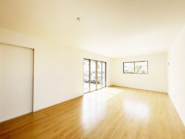 大きな窓からたっぷりの陽光と風を感じられるリビング