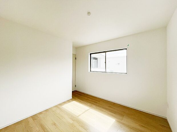 窓からのやさしい光が心地よいプライベートルーム