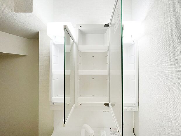 三面鏡の裏に、化粧品や衛生用品などを収納可能。洗面台をすっきりと保ちます!