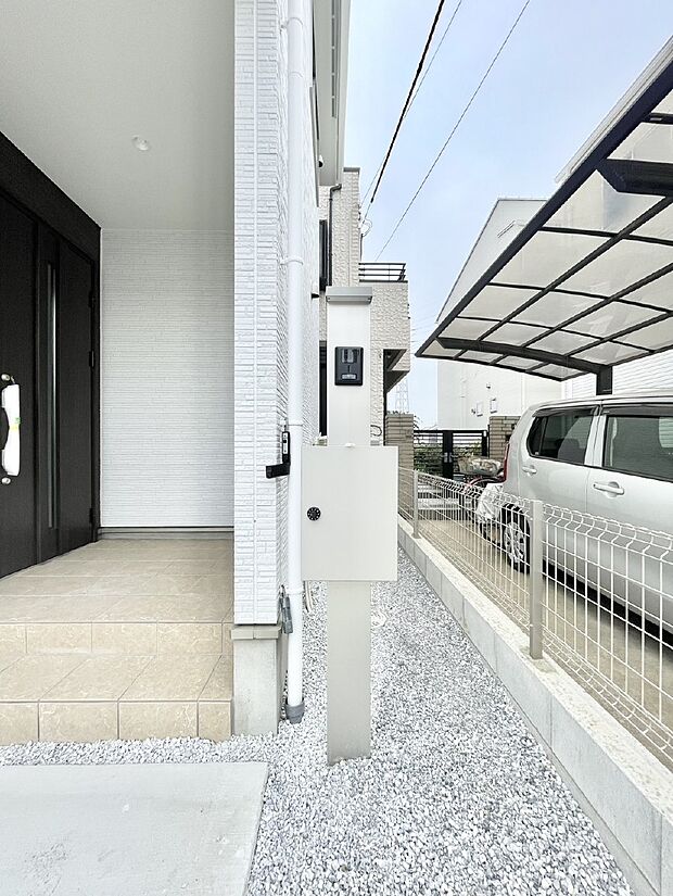 表札・インターホン・ポストをひとつに集約。エントランスになじむシンプルデザイン。