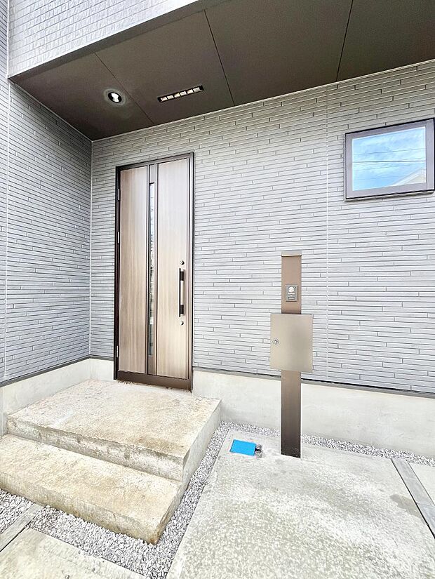 大切な家族、来客を出迎える玄関。