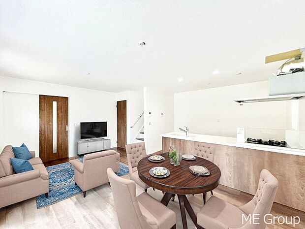 落ち着いた雰囲気のLDKは家族みんなの快適空間※家具はCGです