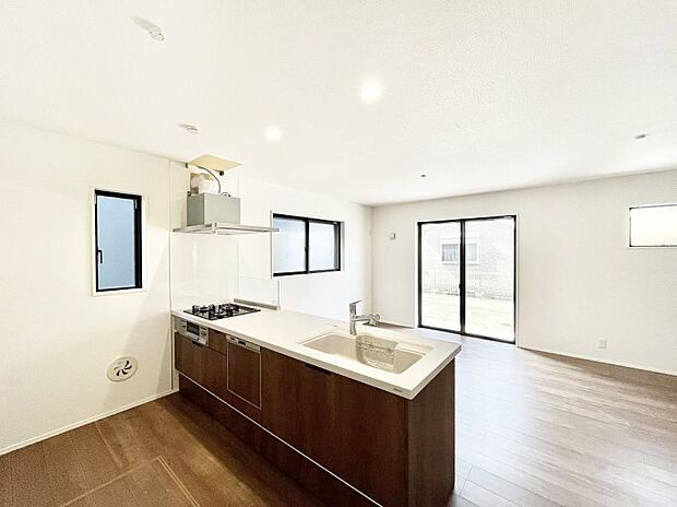 料理をしながらでもご家族との会話を楽しめる対面キッチン