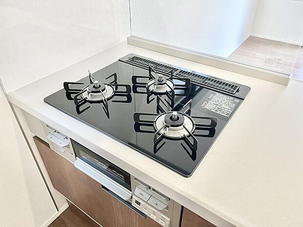 ガスコンロはSiセンサー搭載。火力調節や焦げ付き・消し忘れも防いでくれます。