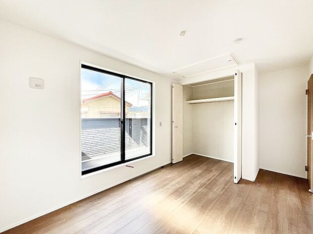 バルコニーが開放感をプラスしてくれる洋室