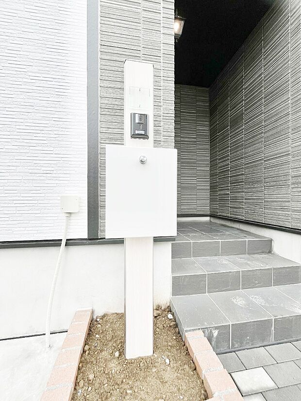 シンプルなデザインのポスト