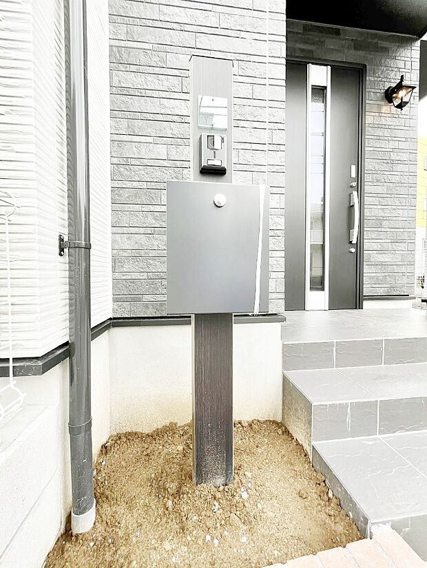 シンプルなデザインのポスト