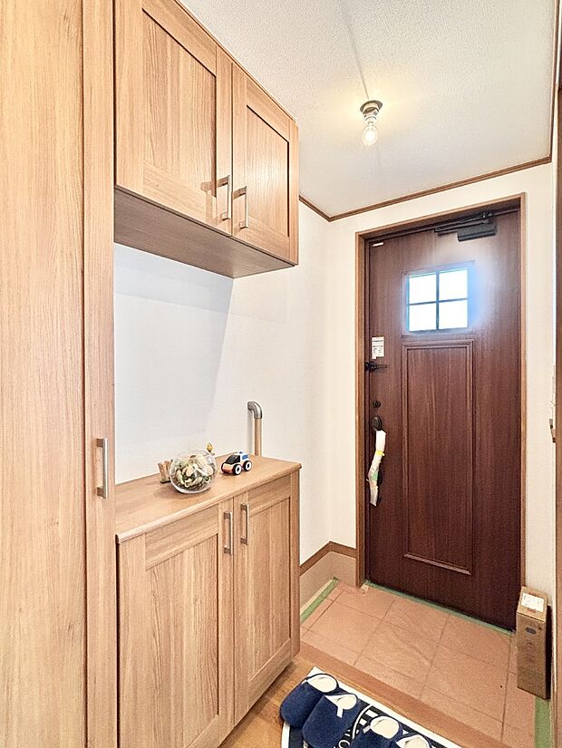 明るい陽光が入り込む玄関。ご家族の靴もスッキリ収納できる玄関収納付き！